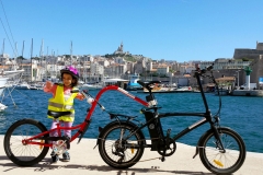 vélo suiveur accroché à un vélo électrique
